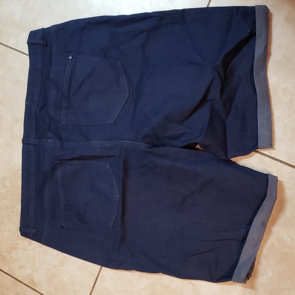 Women's jean shorts. - Picture 4 of 5